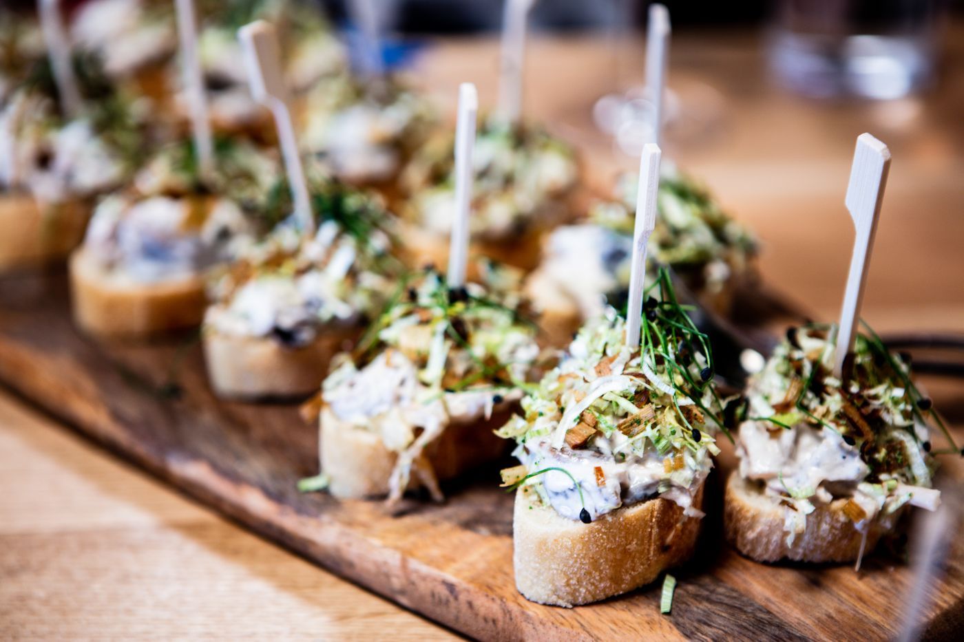 Canapés com palitos em tábua de madeira
