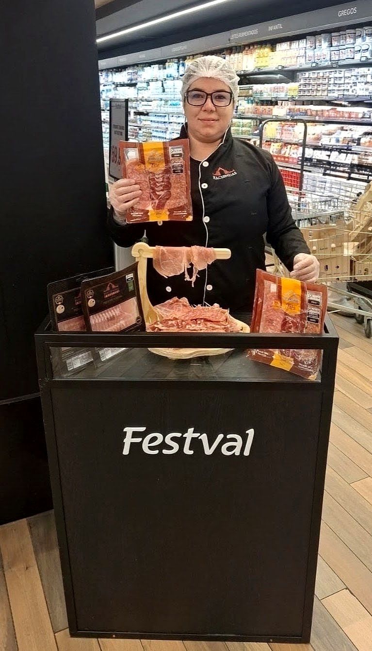 Promotora da Lemes apresenta embutidos em balcão de degustação em supermercado de Curitiba